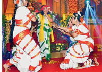 इस्कॉन के 200 भक्तों का कीर्तन, मंदिर में नृत्य