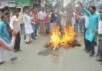 कांग्रेसियों ने संसदीय कार्य मंत्री का पुतला जलाया