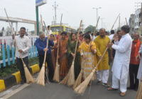 स्वच्छता अभियान की शुरुआत, पहले ही दिन महापौर ने साफ जगह लगाई झाडू