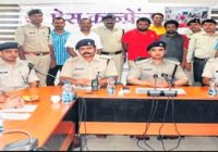 लोग पुलिस चौकी घेर रहे थे, प्रभारी उज्जैन में रावण देख रहे थे, सस्पेंड