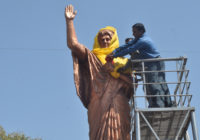 फ्रीगंज में इंदिरा गांधी प्रतिमा पर पीला कपड़ा, कलावा और नारियल बांधा