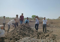 पुत्र ने पिता की याद में लगाए 1100 पौधे, ग्रामीणों ने दिया सहयोग
