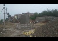 डेढ़ करोड़ से बन रहा बस स्टैंड, कॉलम में गिट्टी की जगह डाल रहे मिट्टी