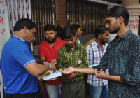 महाकाल का एक भक्त ऐसा भी जो 35 वर्षों से निर्गम द्वार पर बांट रहा प्रसाद