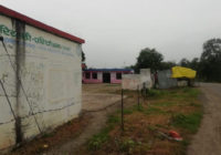 सुरजनवासा में स्कूल के पास डायरी पर बिक रही देशी शराब
