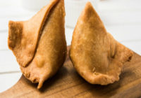 समाेसे में काॅकराेच, फोटो वाट्सएप किया, अधिकारी जांच करने ही नहीं पहुंचे समाेसे में काॅकराेच, फोटो वाट्सएप किया, अधिकारी जांच करने ही नहीं पहुंचे