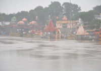 शिप्रा के छोटे पुल से 6 फीट ऊपर बह रहा पानी शिप्रा के छोटे पुल से 6 फीट ऊपर बह रहा पानी