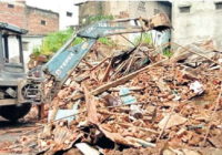 खंदार मोहल्ले में जर्जर मकान गिराया, प्रेमछाया के पास से हटाई टेंट सामग्री