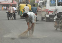 बारिश थमते ही सड़कों पर धूल के गुबार बारिश थमते ही सड़कों पर धूल के गुबार