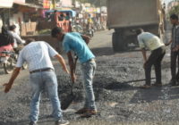 एक तरफ सड़क की रिपेयरिंग, दूसरी तरफ उड़ रही धूल एक तरफ सड़क की रिपेयरिंग, दूसरी तरफ उड़ रही धूल