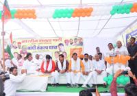 गांधी जयंती : ‘बापू’ को नेताओं ने मंच के पीछे कर दिया गांधी जयंती : ‘बापू’ को नेताओं ने मंच के पीछे कर दिया