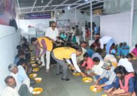 भूखों की भूख मिटा इनको मिलता है आनंद भूखों की भूख मिटा इनको मिलता है आनंद