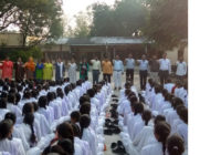 बाल दिवस पर विद्यार्थियों के सामने सरकारी शिक्षकों ने ली समय पर स्कूल आने की शपथ