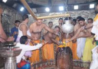 पिंक बॉल से होगा पहला डे नाइट क्रिकेट टेस्ट, रवि शास्त्री ने महाकाल से मांगी जीत पिंक बॉल से होगा पहला डे नाइट क्रिकेट टेस्ट, रवि शास्त्री ने महाकाल से मांगी जीत