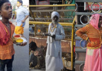 महाकाल मंदिर के बाहर तिलक लगाने वालों की भरमार महाकाल मंदिर के बाहर तिलक लगाने वालों की भरमार