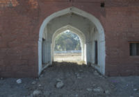 कार्तिक मेला ग्राउंड का प्राचीन प्रवेश द्वार मलबे में दबा