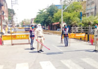 परिवार से दूर बिना खौफ के लोगों की जिंदगियां बचाने में जुटे कोरोना वॉरियर्स परिवार से दूर बिना खौफ के लोगों की जिंदगियां बचाने में जुटे कोरोना वॉरियर्स