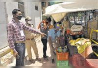 लॉकडाउन का उल्लंघन करने पर निगम ने फ्रीगंज से फल का ठेला जब्त किया