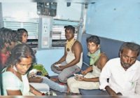 सोशल डिस्टेंसिंग का पालन लेकिन मुंह के मास्क गले में लटके