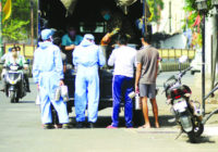 जिनके घरों में मनपसंद भोजन की थाली सजी रहती है, वह कतार में लगकर ले रहे खाना