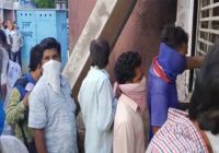 शराब के लिए आधा किमी लंबी लाइन, भीड़ को तितर-बितर करने पुलिस ने लाठी फटकारी