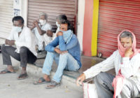 उज्जैन:चिंता में मजदूर, काम की तलाश में घरों से निकलकर सराय पर पहुंचे