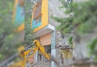 नाले पर बना लिए तीन मंजिला मकान, तोड़ने पर हंगामा