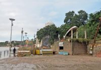 बारिश थमी, मुसीबत नहीं:किनारे पर गाद, हवा में नाव…सफाई के दौरान करंट फैला