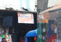 उज्जैन:महाकाल मंदिर के बाहर व्यापारियों ने दुकानों पर लगाए काले झंडे