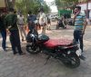 सुबह 4 बजे बाइक चोरी, 4 घंटे बाद मालिक व दोस्त ढूंढकर थाने ले आए सुबह 4 बजे बाइक चोरी, 4 घंटे बाद मालिक व दोस्त ढूंढकर थाने ले आए