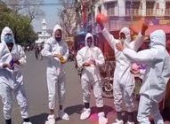 होली तो खेलेंगे..!:काेरोना से बचाव के लिए मेडिकल स्टूडेंट्स ने उज्जैन में PPE किट पहनकर खेली होली, उड़ाया रंग गुलाल