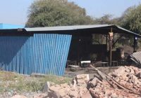 नरेश जीनिंग में मलबे की बीच चल रही शराब की दुकान बनी चर्चा का विषय