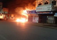 शार्ट सर्किट से लगी आग:उज्जैन के नई सड़क इलाके में इलेक्ट्रिक की तीन दुकानों में लगी भीषण आग