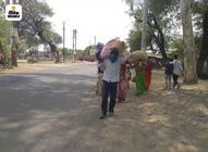 मजबूर सफर:कोरोना के डर से राजस्थान से कंधे और सिर पर सामान लादकर पैदल ही उज्जैन लौटे मजदूर