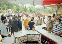 ऑक्सीजन और रेमडेसिविर की कमी:1 स्टोर पर 7 रेमडेसिविर, दुकान खुलने से पहले लेने वाले 30 से ज्यादा लोग लाइन में