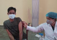 कैसे लगवाए टीका, पैरामेडिकल स्टाफ कर रहा लापरवाही कैसे लगवाए टीका, पैरामेडिकल स्टाफ कर रहा लापरवाही