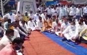 विरोध में भूले नियम:कमलनाथ पर हुई FIR के विरोध में कांग्रेसियों ने धरना देकर नारेबाजी की विरोध में भूले नियम:कमलनाथ पर हुई FIR के विरोध में कांग्रेसियों ने धरना देकर नारेबाजी की