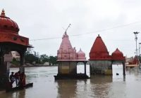 रामघाट पर सभी छोटे-बड़े मंदिर डूबे, छोटे पुल के ऊपर से बह रहा पानी