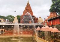 महाकाल मंदिर के गेट नंबर 4-5 से प्रवेश करने की जिद पर अड़े श्रद्धालु