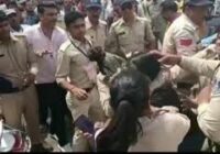 पंडित प्रदीप मिश्रा के कथा स्थल पर जमकर मारपीट, VIDEO:उज्जैन में महिला पुलिसकर्मी से भिड़ीं बाउंसर, दोनों पक्षों में जमकर चले लात-घूंसे