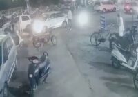 फिल्मी स्टाइल में युवक के अपहरण की कोशिश, VIDEO:दो तालाब के पास कार के आगे एक्टिवा लगाकर अपनी कार में ले गए बदमाश