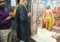 श्री महाकालेश्वर मंदिर पहुंचे फिल्म अभिनेता मनोज जोशी, बाबा महाकाल के किए दर्शन; श्री पंचायती महानिर्वाणी अखाड़ा भी गए