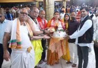 महाकाल की भक्ति में डूबी कोल्हापुर की भक्त गौरी कैलाश, भगवान महाकाल को अर्पित किया चांदी का मुकुट ; मंदिर समिति ने किया सम्मानित