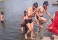 उज्जैन में रामघाट पर मचा हड़कंप! शिप्रा में दुबे मामा-भांजे, तैराक दल ने बचाया; राजस्थान से आए थे श्रद्धालु