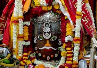 भस्म आरती: पंचामृत अभिषेक के बाद महाकाल को राजा स्वरूप में श्रृंगारित किया गया, भस्म अर्पण के बाद भगवान ने साकार रूप में दिए दर्शन!