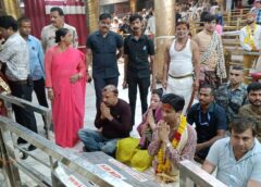 प्रख्यात कवि डॉ. कुमार विश्वास पहुंचे बाबा महाकाल के दरबार, नंदी हॉल से बाबा के दर्शन कर लगाया ध्यान; कहा – महाकाल की कृपा पीढ़ियों से परिवार पर बनी हुई है