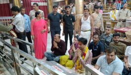 प्रख्यात कवि डॉ. कुमार विश्वास पहुंचे बाबा महाकाल के दरबार, नंदी हॉल से बाबा के दर्शन कर लगाया ध्यान; कहा – महाकाल की कृपा पीढ़ियों से परिवार पर बनी हुई है