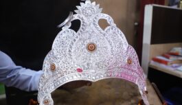 उज्जैन के महाकालेश्वर मंदिर में बिहार से आए श्रद्धालु ने चढ़ाया चांदी का मुकुट और नाग कुंडल, मंदिर समिति ने किया सम्मान