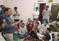 विक्रम विश्वविद्यालय के विद्योत्तमा गर्ल्स हॉस्टल में पानी के लिए हाहाकार, ABVP कार्यकर्ताओं ने छात्राओं के साथ किया खाली मटकों के साथ विरोध प्रदर्शन