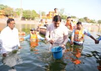 मुख्यमंत्री मोहन यादव का रामघाट दौरा, लगाई शिप्रा में आस्था की डुबकी: सफाई मित्रों का किया सम्मान, शिप्रा तट से दिया जल संरक्षण का संदेश!